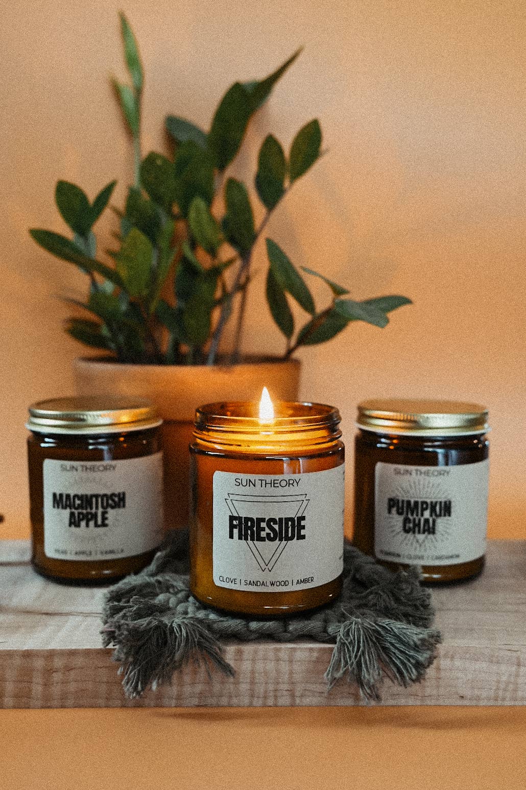 Sun Theory - Vendita all'ingrosso Candela in vasetto - Candela di soia Fireside | Barattolo da 8 once2