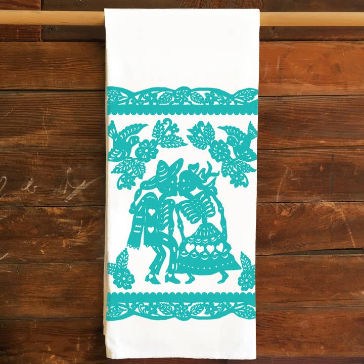 Serviette en coton Valentine Kissing Skeleton Beso Mexique TQ pour la vente par katzpajamas