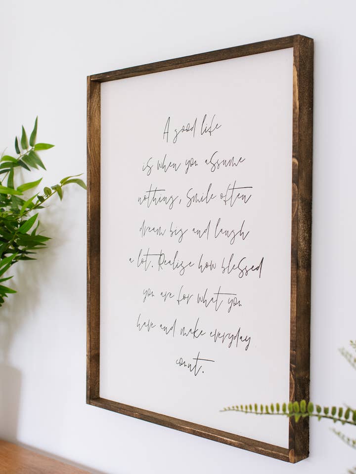 Inspirerende indrammet vægkunst – “Et Godt Liv” træskilt for engroshandel hos Williamraedesigns