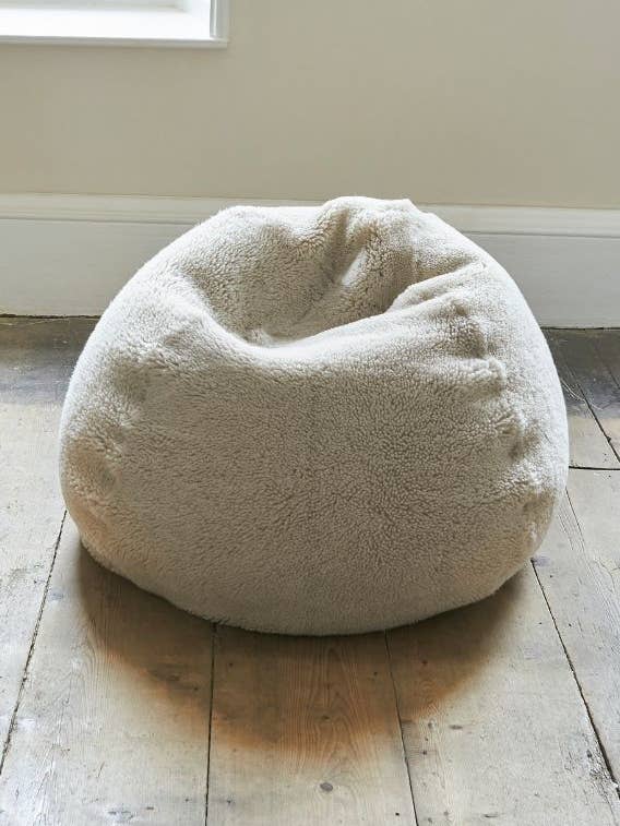 Owen Barry kleine zitzak van schapenvacht in Zweeds Moonlight Cream voor wholesale door Owen Barry Ltd