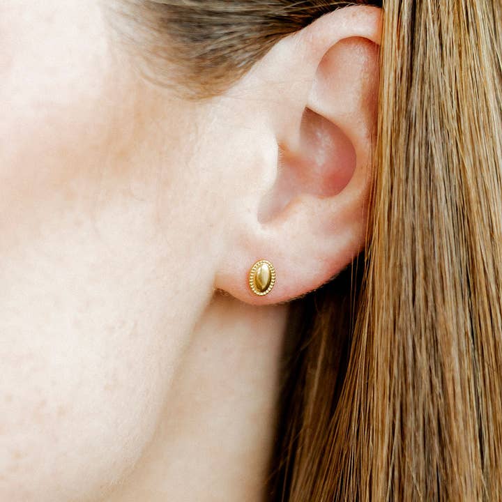 LINNY CO - Wholesale Stud/Post Earrings - Screwback Stud Earrings - Drew Oval Gold1