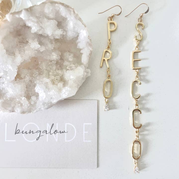 bungalowBlonde Jewelry - Vendita all'ingrosso Orecchini pendenti - Orecchini iniziali con lettera Prosecco:: placcati in oro 14 carati