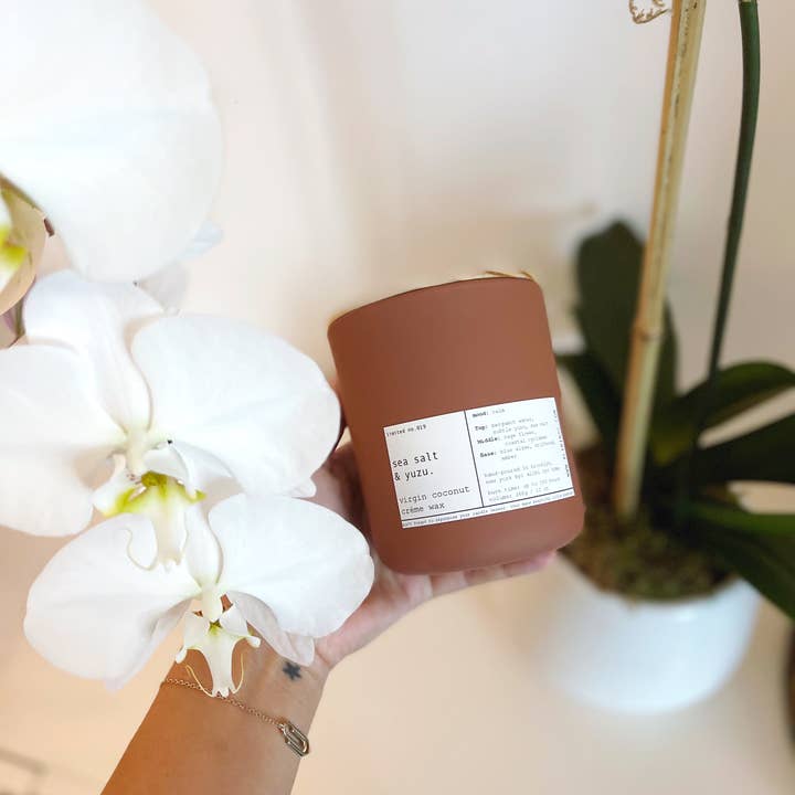 ALIBI NYC - Venta al por mayor Velas en tarros - SAL MARINA YUZU | CREMA DE COCO VIRGEN Y MECHA DE MADERA