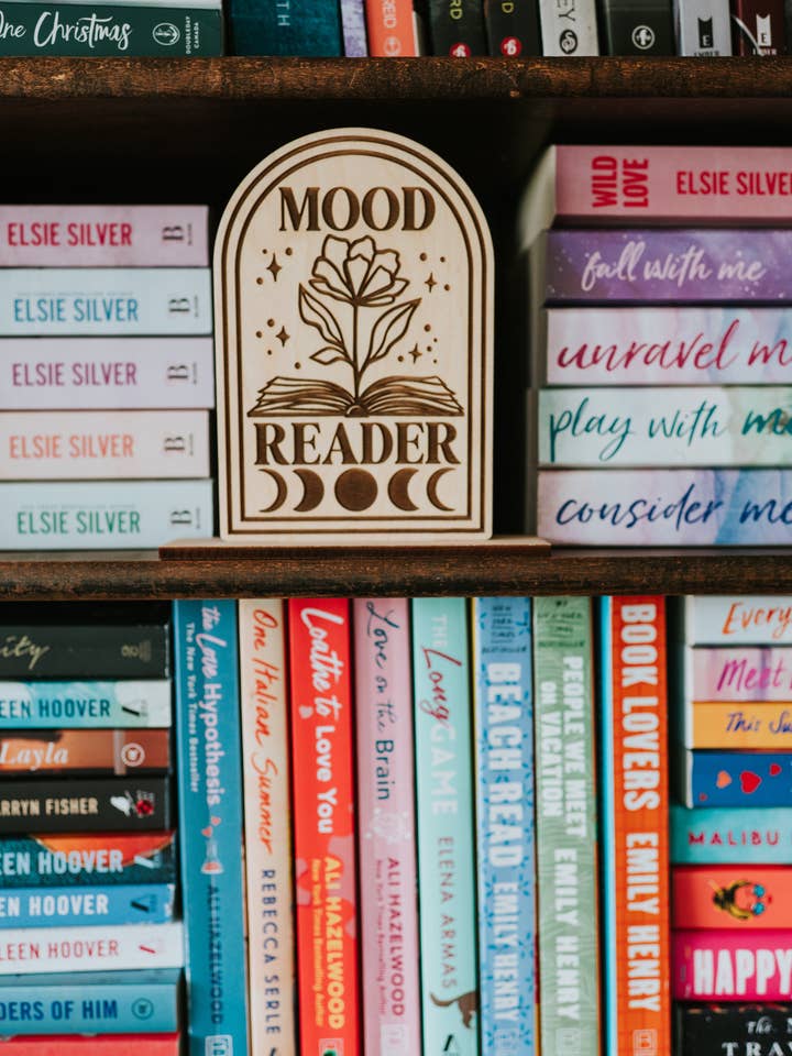 Segnaposto da mensola Mood Reader con supporto per la vendita all'ingrosso da parte di The Bookish Bird Co.