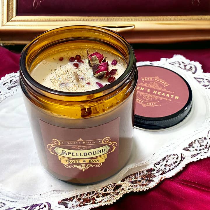 Betoverende Sojakaars | Roos en Oudh | Unieke Geur voor wholesale door Raven’s Hearth