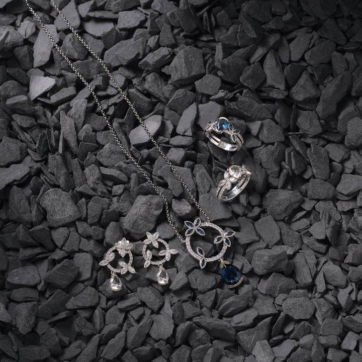 Set Veniatia - Collier + boucles d'oreilles + bague pour la vente par PEKAN JEWELLERY