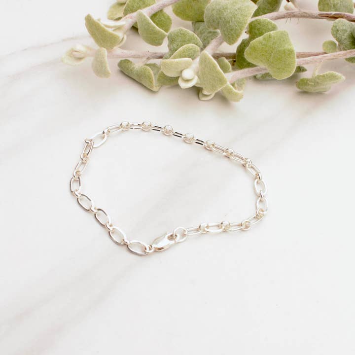 Bracelet à câble plat en argent de taille moyenne pour la vente par Plumage Jewelry