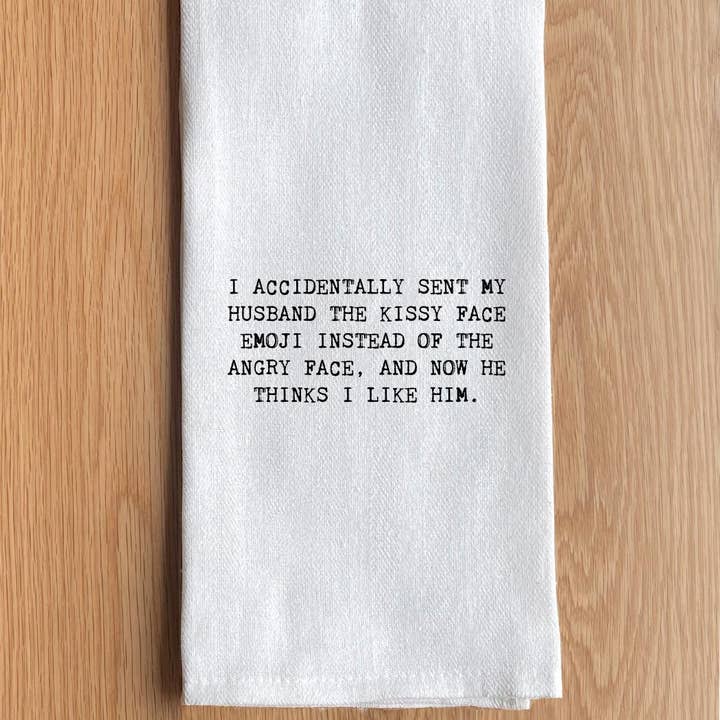 J'ai accidentellement envoyé à mon mari l'emoji visage embrassant au lieu du visage en colère, et maintenant il pense que je l'aime bien. pour la vente par Second Nature by Hand