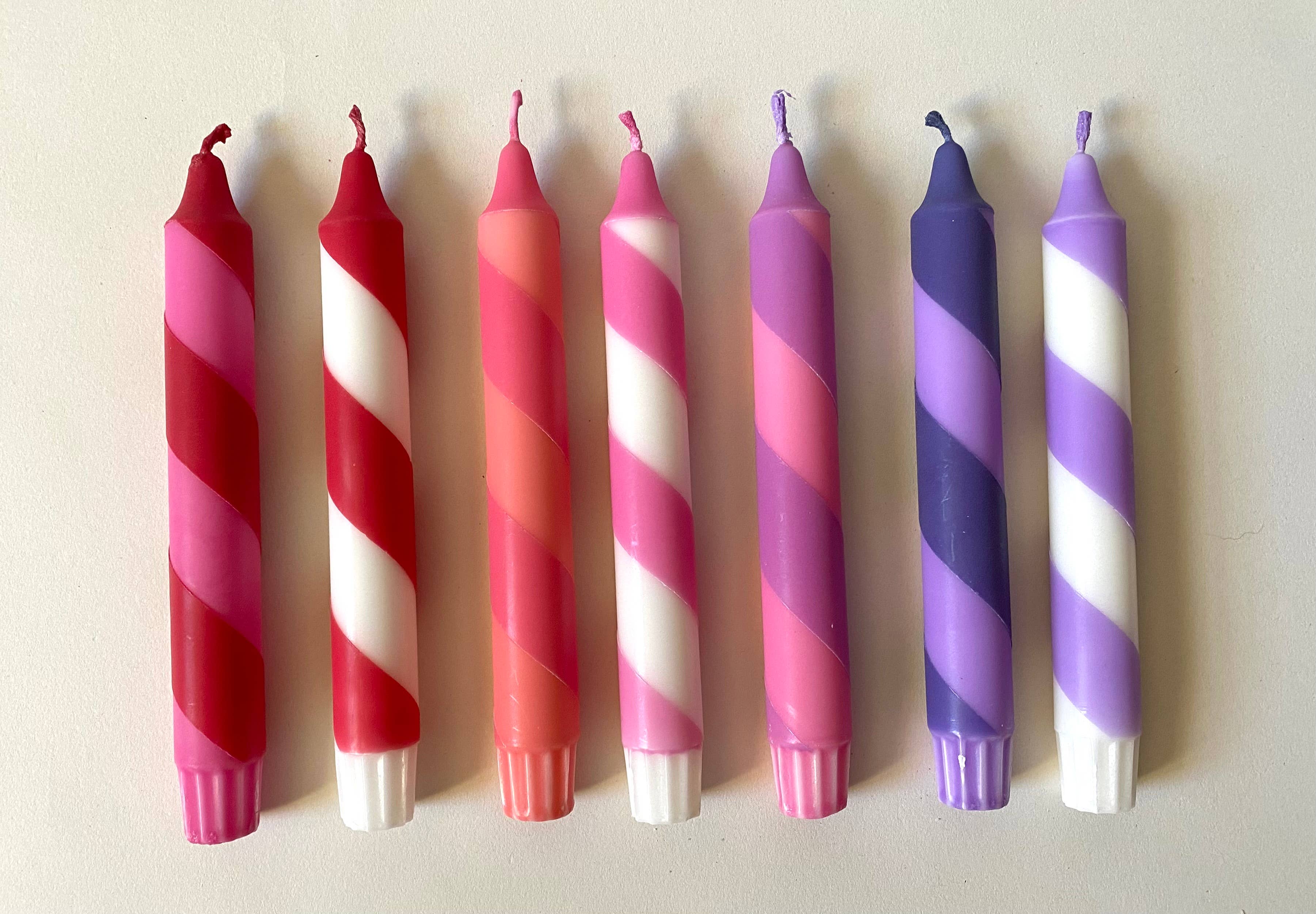 Florrie and Wren - Venta al por mayor Velas cónicas/candeleros - Velas de cena a rayas de bastón de caramelo rojo y blanco sumergidas a mano3