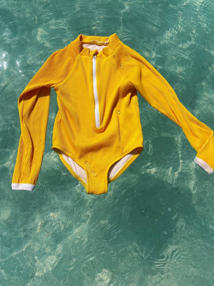 Traje de baño entero amarillo Palombaggia manga larga con protección UPF 50+ para venta al por mayor de Juillet Juillet