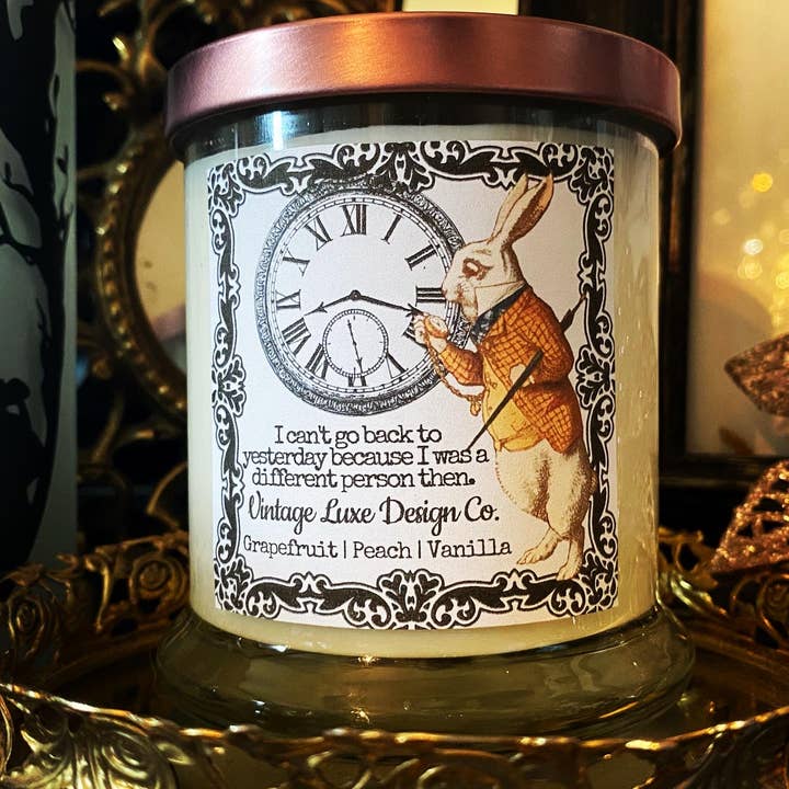 Vintage Luxe Design Co. - Vente Bougie en bocal - Bougie en cire de soja Alice au pays des merveilles 10 oz - Lapin blanc fantaisiste