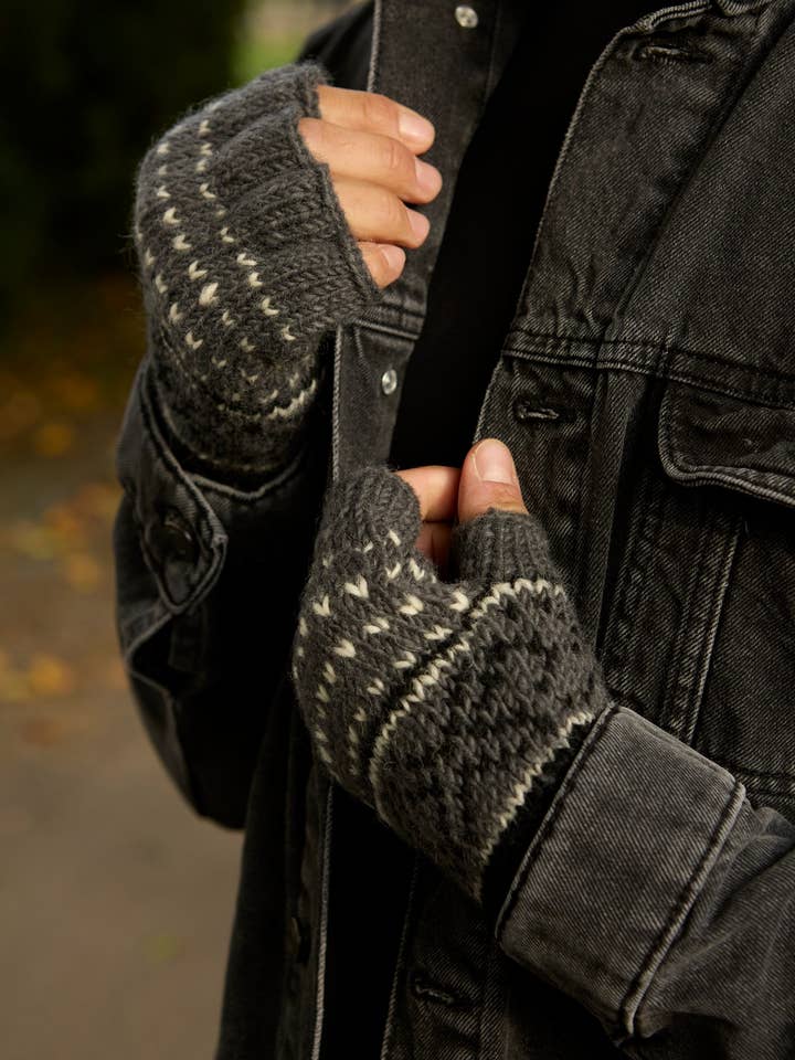 Guanti senza dita in lana lavorata a maglia Fair Isle Tromso da uomo, colore antracite. per la vendita all'ingrosso da parte di Pachamama Ltd