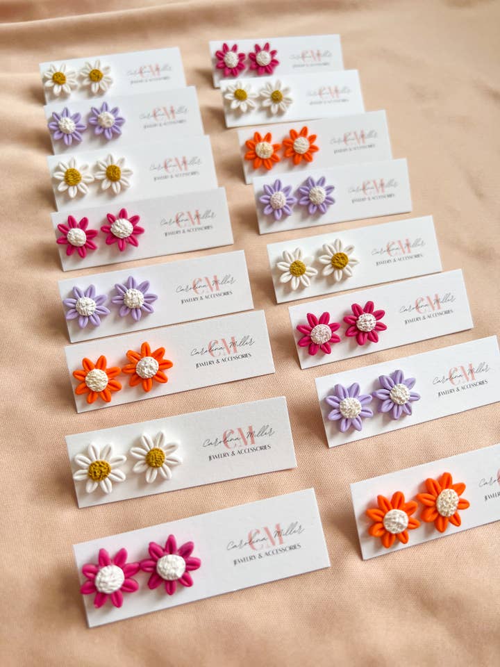 Farverige margueritter - små ørestikker for engroshandel hos Carolina Miller