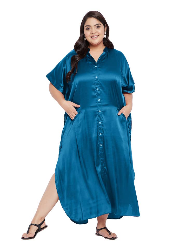 Caftan de détente en satin bleu uni pour femme pour la vente par GYPSIE BLU