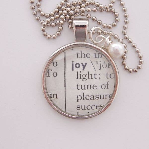 Collana con ciondolo «Joy» per la vendita all'ingrosso da parte di KraftyKash Designs