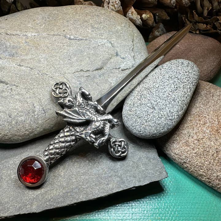 Épinglette à kilt en forme de dragon gallois pour la vente par Celtic Crystal Designs Jewelry & Gifts