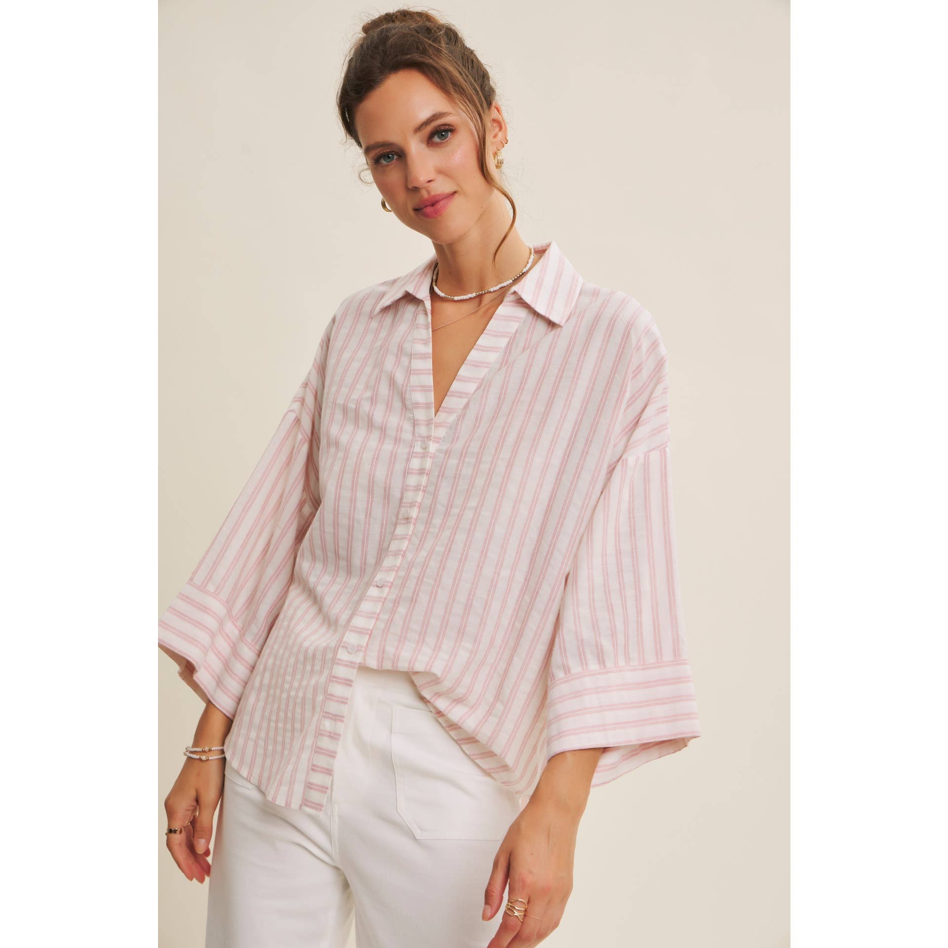 in february – Engroshandel Skjorte med buttondown – til kvinder – PERFEKT STRIBET SKJORTE MED KNAPPER OG BREDE ÆRMER TIL OVERGANGSPERIODEN2