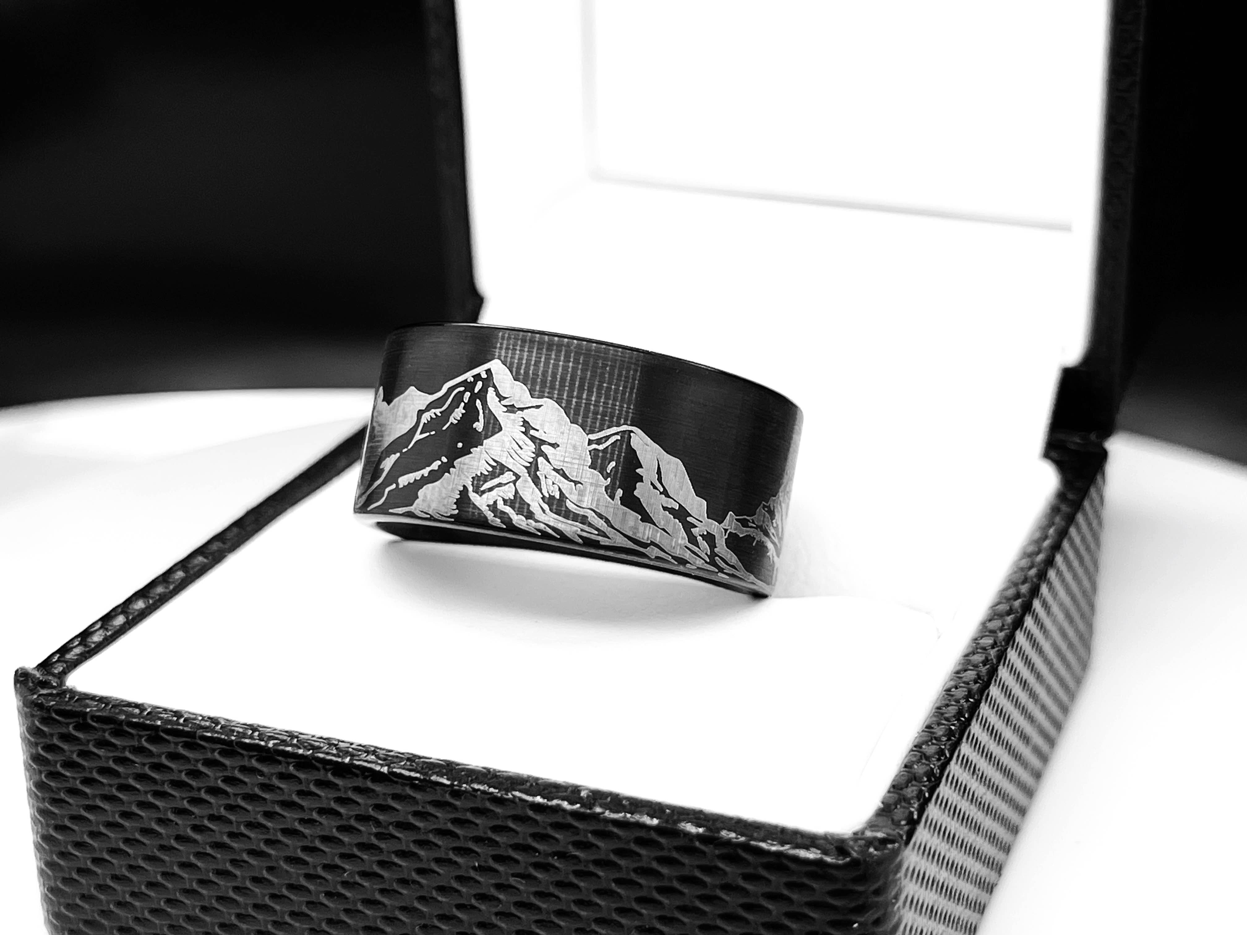 rings paradise – wholesale Band/Stackad Ring – Svart borstad volframkarbidring med berggravyr5