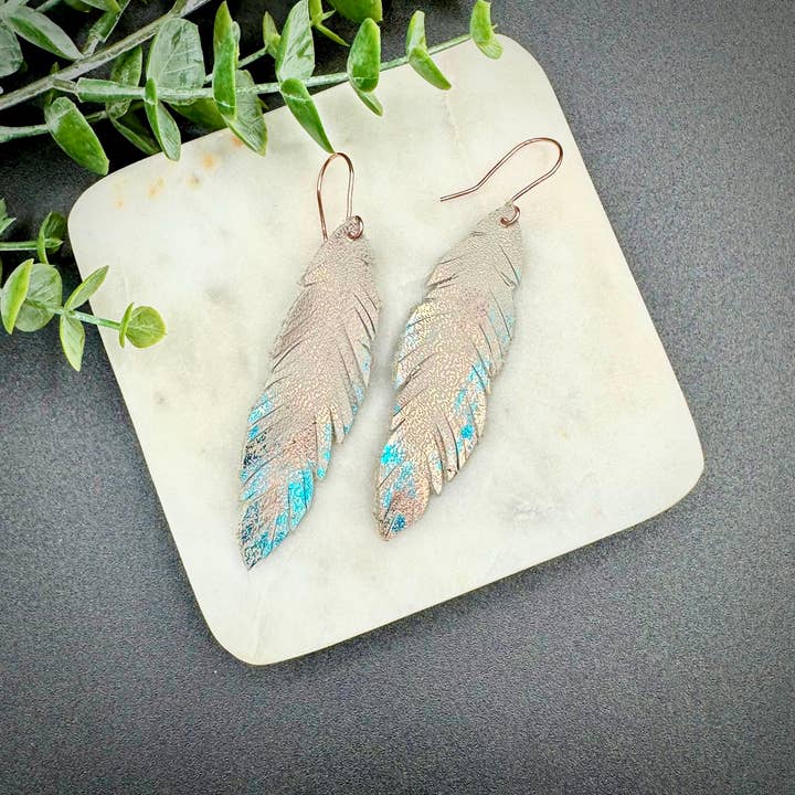Orecchini in pelle con piume con accenti metallici. Ottimo regalo per i viaggiatori o per la festa della mamma Boho Southwestern Leaf design con colori personalizzati per la vendita all'ingrosso da parte di SoCal Creative