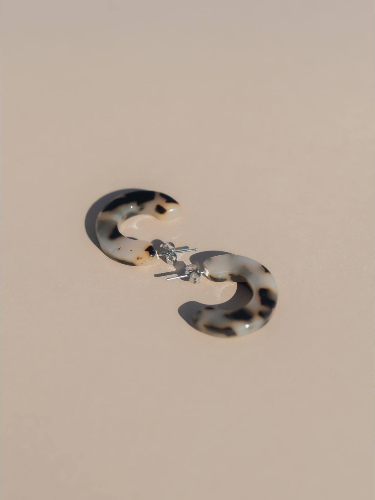 NAT + NOOR - Wholesale Oorringen - Ray | Ivoor | Schildpad Hoepeloorbellen | Middelgrote Maat1