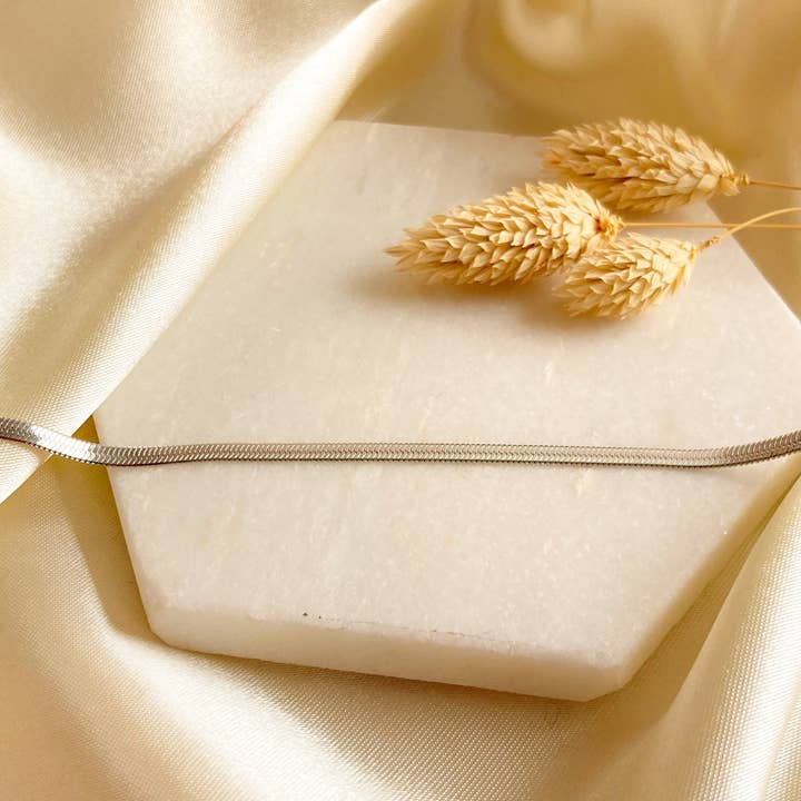 Petit bracelet en forme de serpent lisse en argent pour la vente par Mystic Jewelry