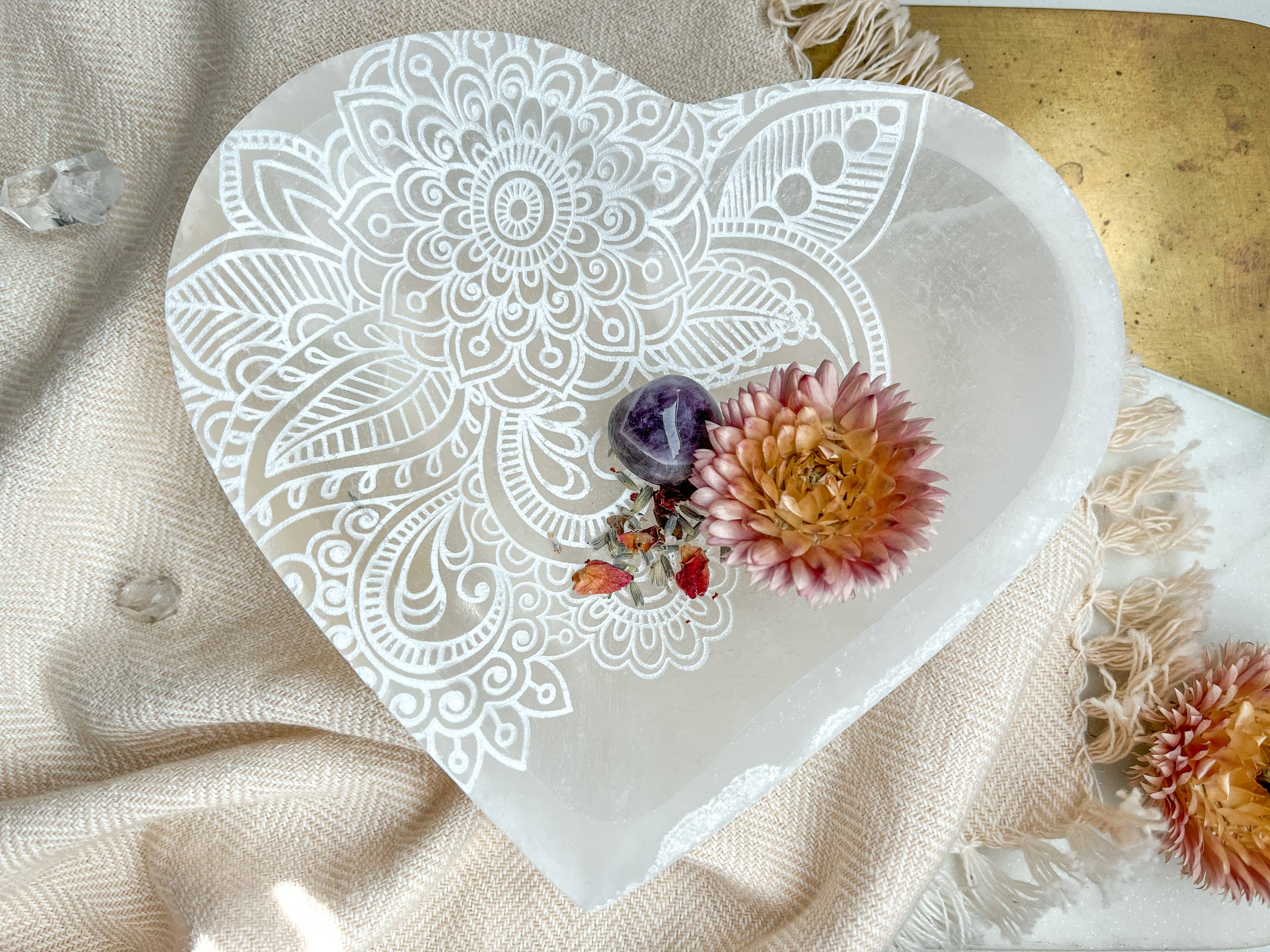 Fractalista Designs - Venta al por mayor Bandejas/platos/boles decorativos - Plato de cristal de selenita en forma de corazón Henna para regalos del Día de la Madre