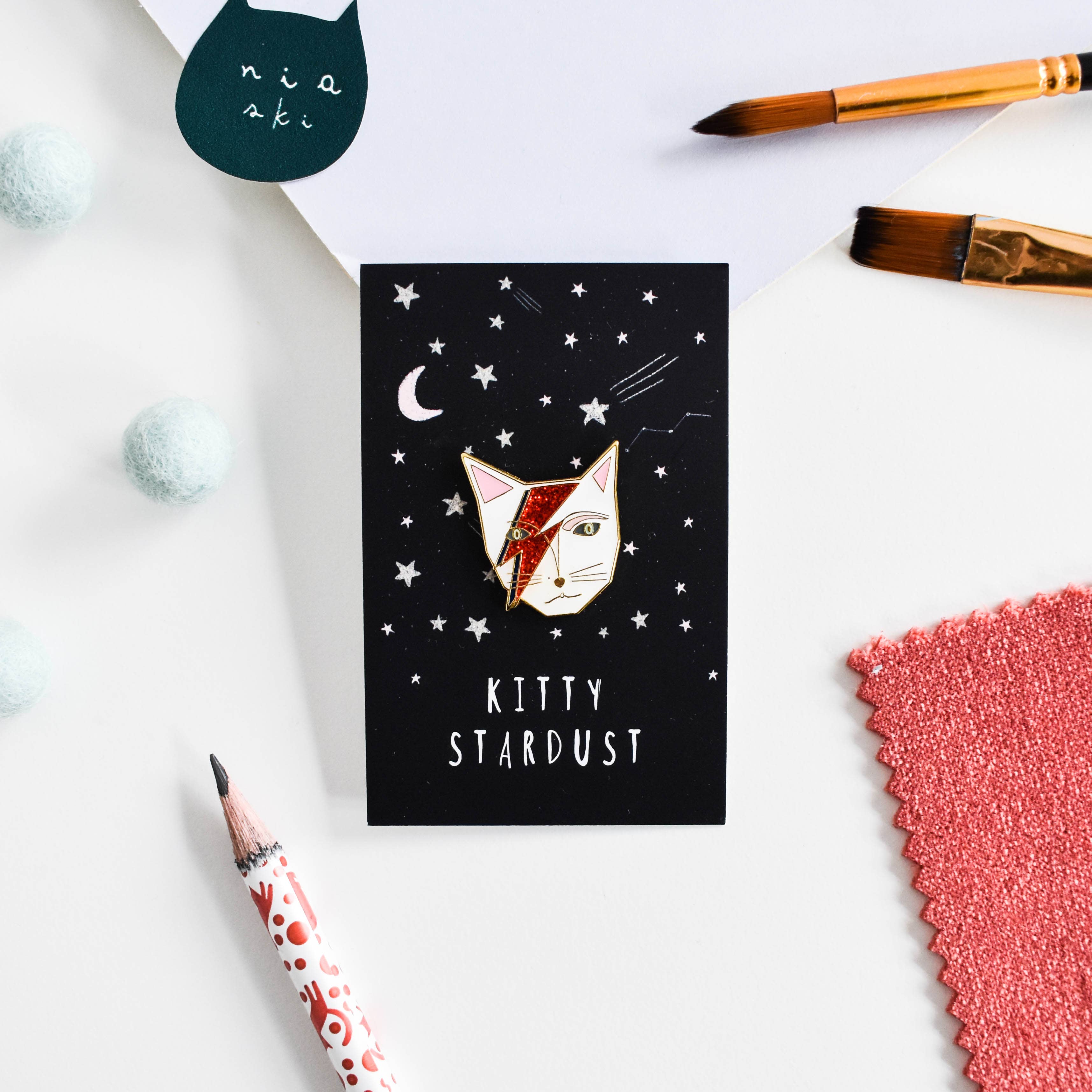 Niaski - Feline Fine Art (USA DUTIES PAID) - Vendita all'ingrosso Spilla da bavero - Spilla in smalto Kitty Stardust musicista felina1