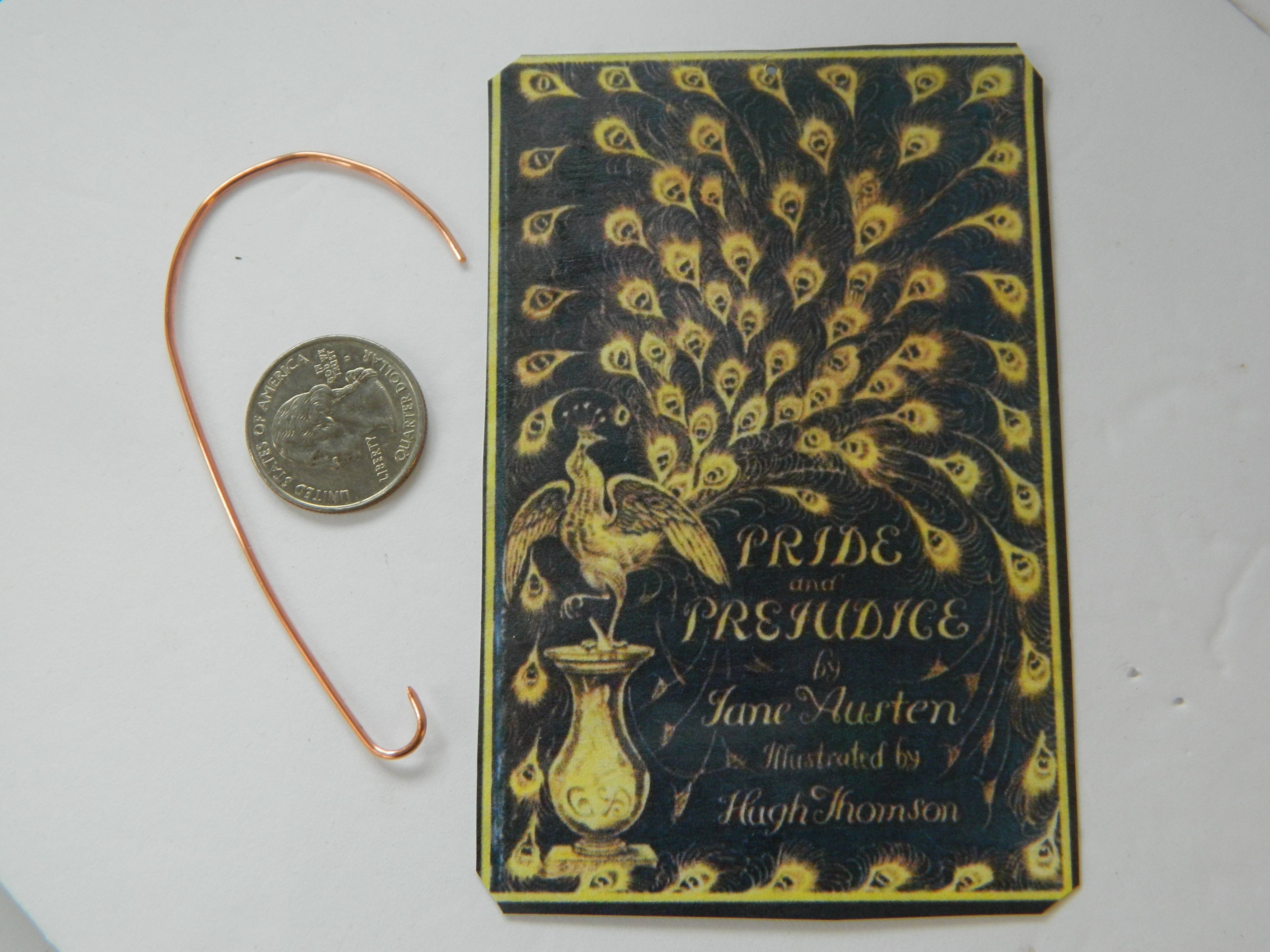 Sarah Wood Studio - Vendita all'ingrosso Decorazione - Ornamento copertina libro antico orgoglio e pregiudizio w/pavone1