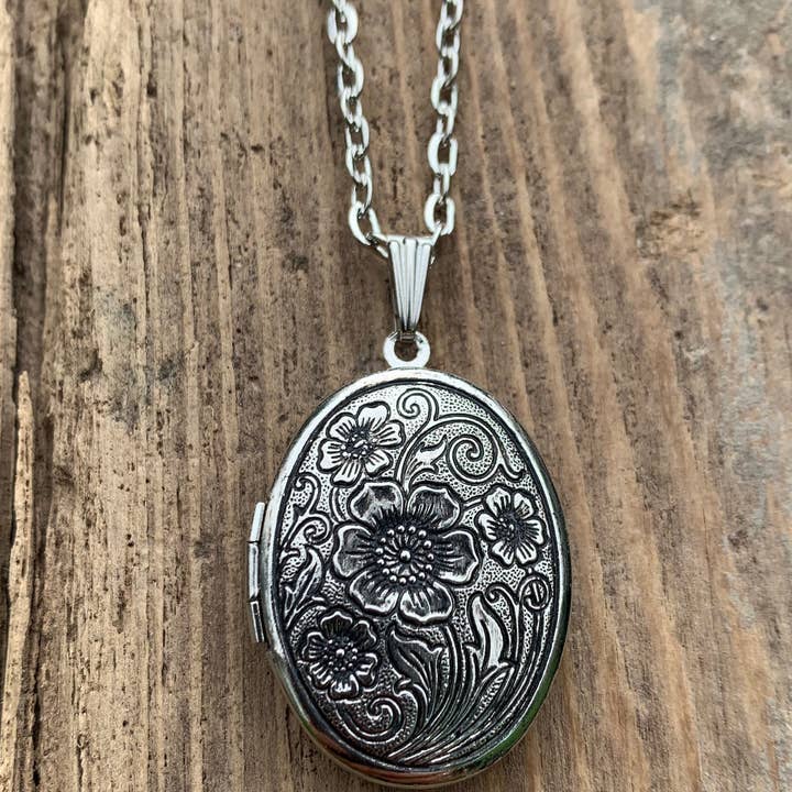 Urbanfarmergirls - Wholesale Locket Necklace - Vintage Style Antiqued Silver Locket Filled With Solid Perfu1
