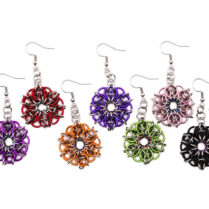 Kleurrijke Keltische bloem Chainmaille oorbellen voor wholesale door Synthetic Youths