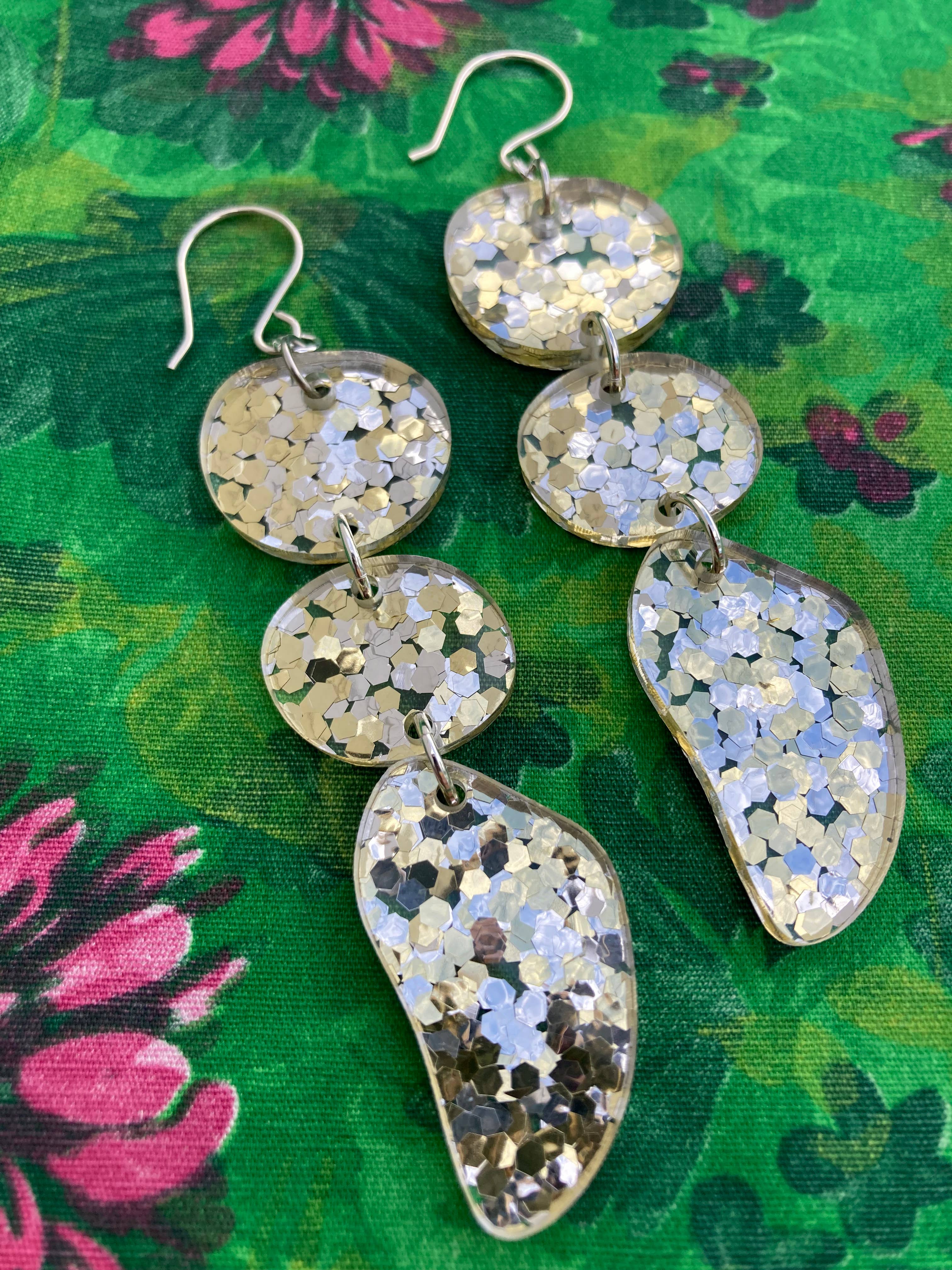 The Lost & Found - Vendita all'ingrosso Orecchini pendenti - Orecchini a tripla goccia «Rainbow Irridescent»18