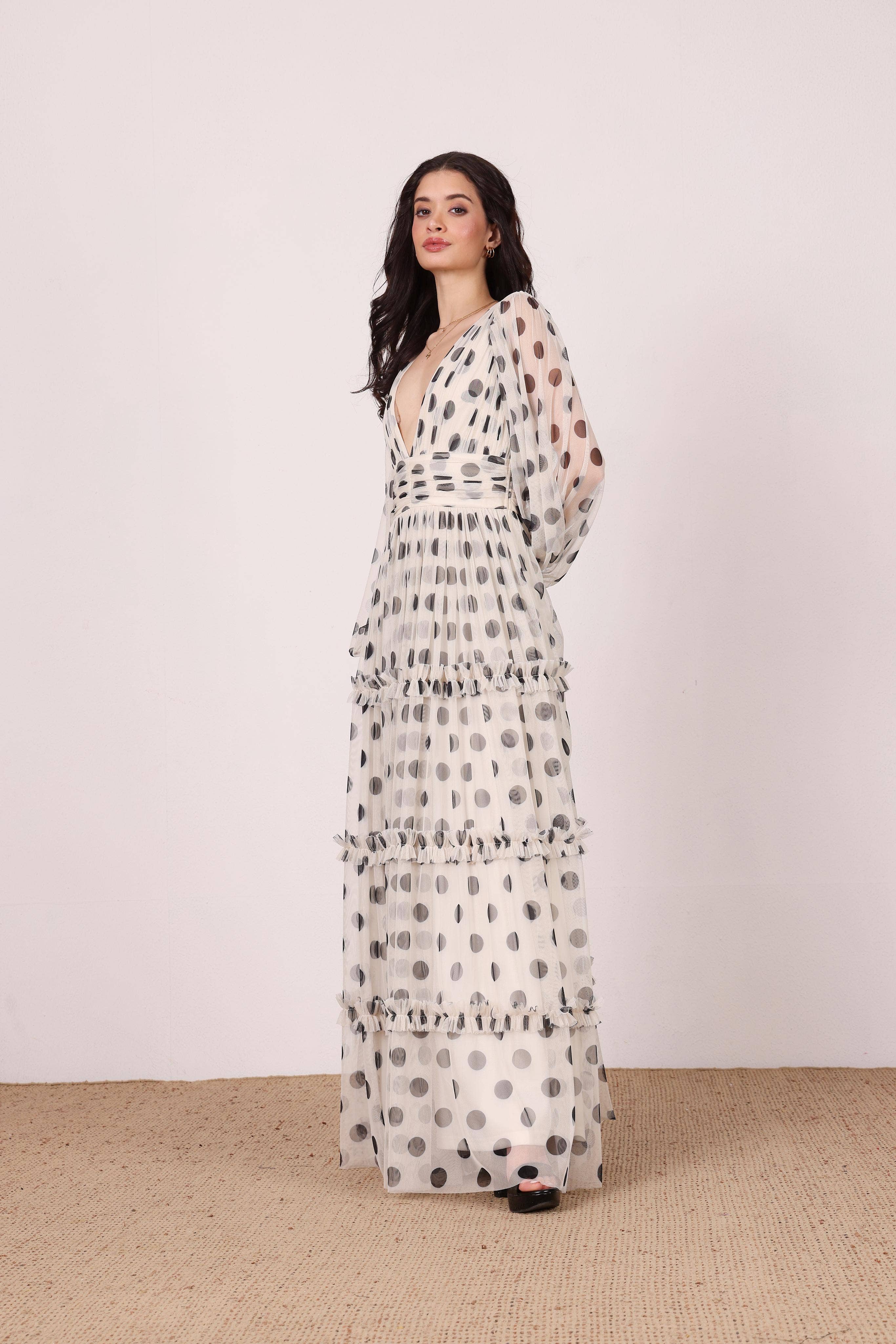 Gräddvit och svart prickig Lydia Maxiklänning i kräm och svart prickig för wholesale på Faire5