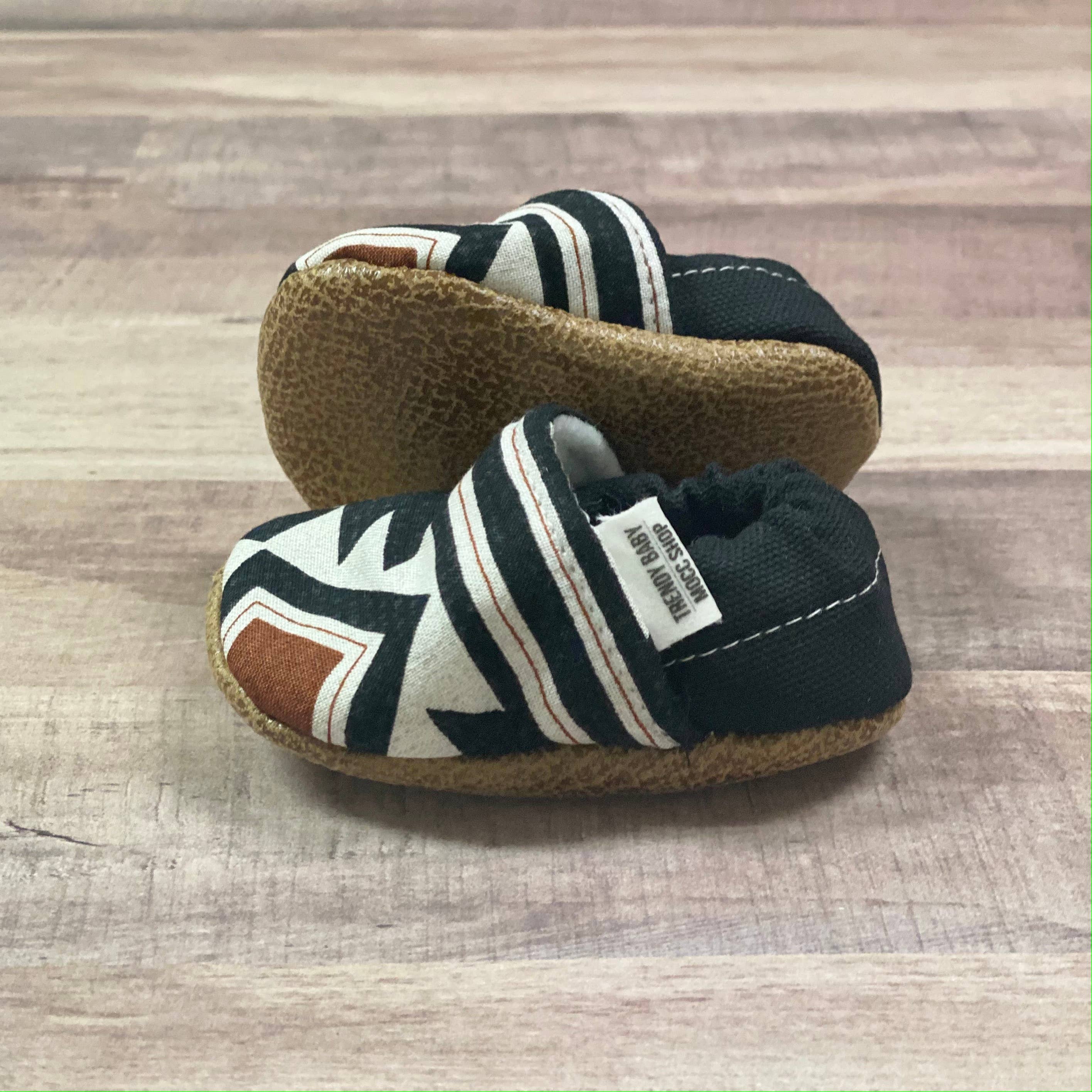 Trendy Baby Mocc Shop - Vente Mocassins – enfant - Mocassins tribaux orange et noir pour bébé1