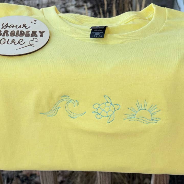 Geborduurd fijn 'Ocean Days' Gildan T-shirt voor wholesale door Your Embroidery Girl