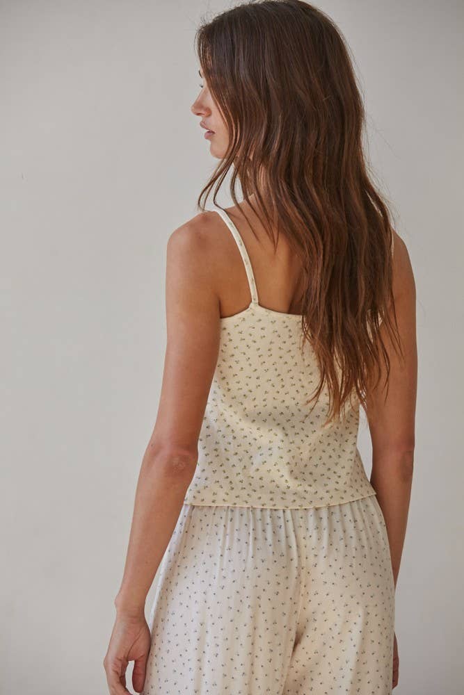 Crema L8553 | Top camicia con scollo a V in jersey di cotone lavorato a maglia con motivo floreale pointelle in vendita all'ingrosso su Faire4