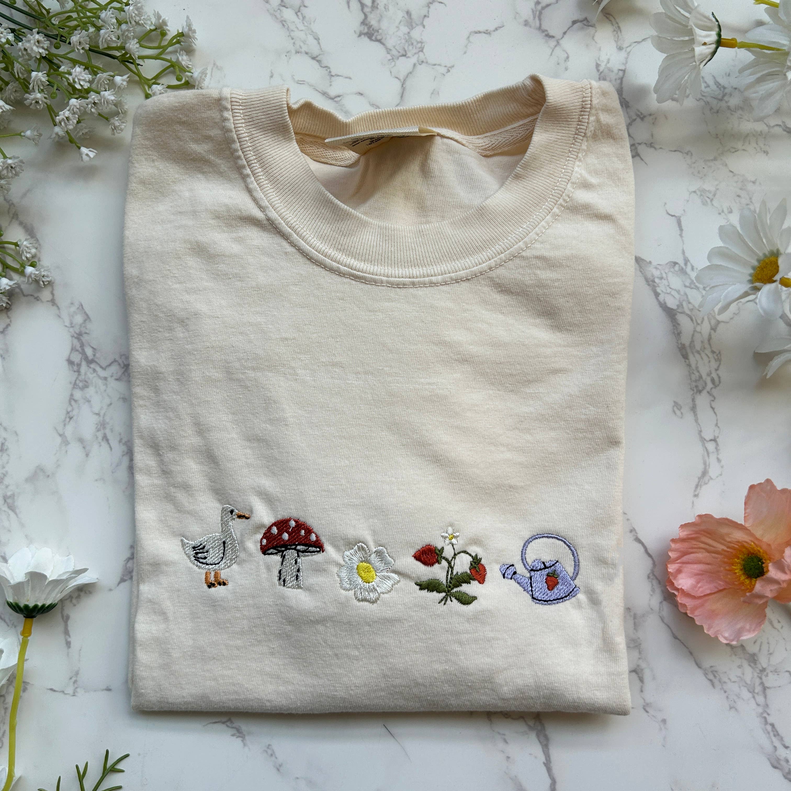 Plantiful Design Co – Engroshandel T-shirt – til kvinder – Broderet Cottagecore Forårsand Svampehave T-shirt2