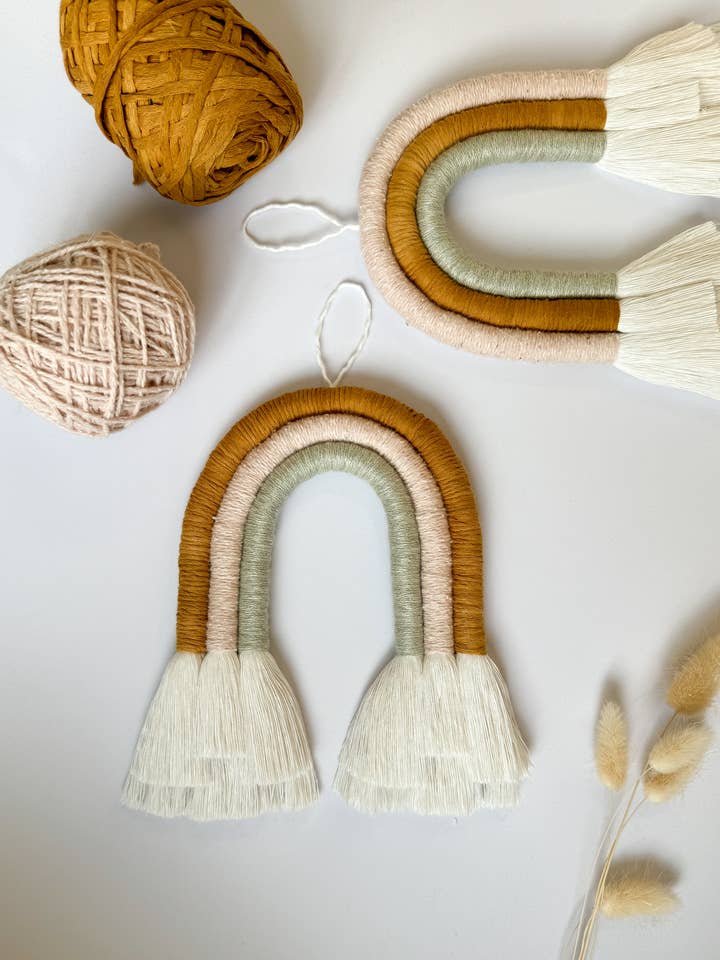 Petite tenture murale arc-en-ciel/Mur arc-en-ciel fait main en macramé D pour la vente par right & weft