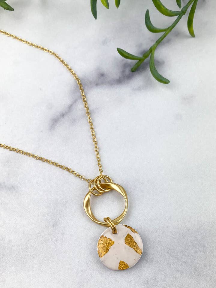 Collier Maria Clay | Collier tendance blanc et doré pour la vente par Light Shine