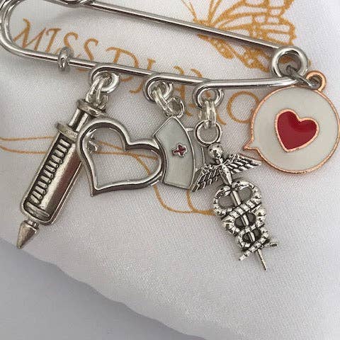 Miss DJ Angel – wholesale Brosch – Sjuksköterskebrosch, brosch för sjuksköterska, kaduceus sprutberlock, sjuksköterskehatt hänge, present till sjuksköterska barnmorska läkare