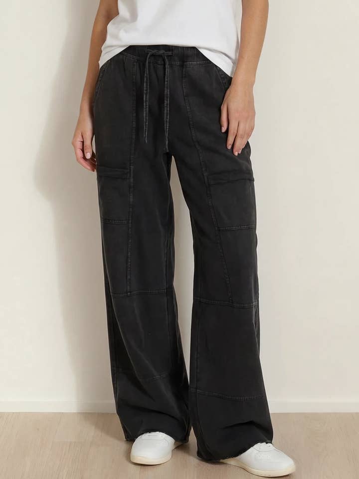 Pantalon cargo large à lavage minéral Hannah - Noir pour la vente par Indie & Co. | Women's Apparel