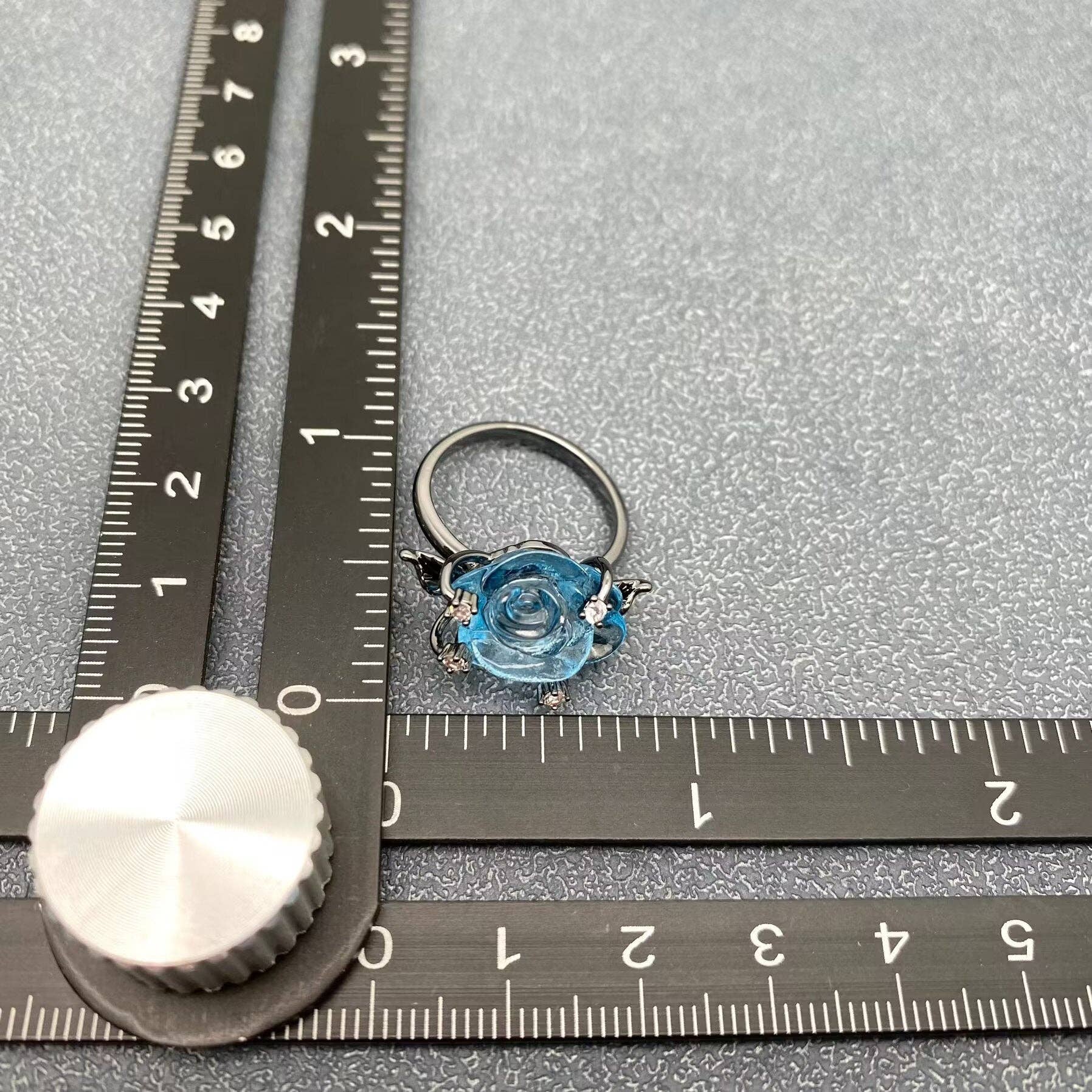 Mio Queena – wholesale Cocktail/Statement Ring – Blå Transparent Glas Rose Gun Svart Justerbar Ring - GT4