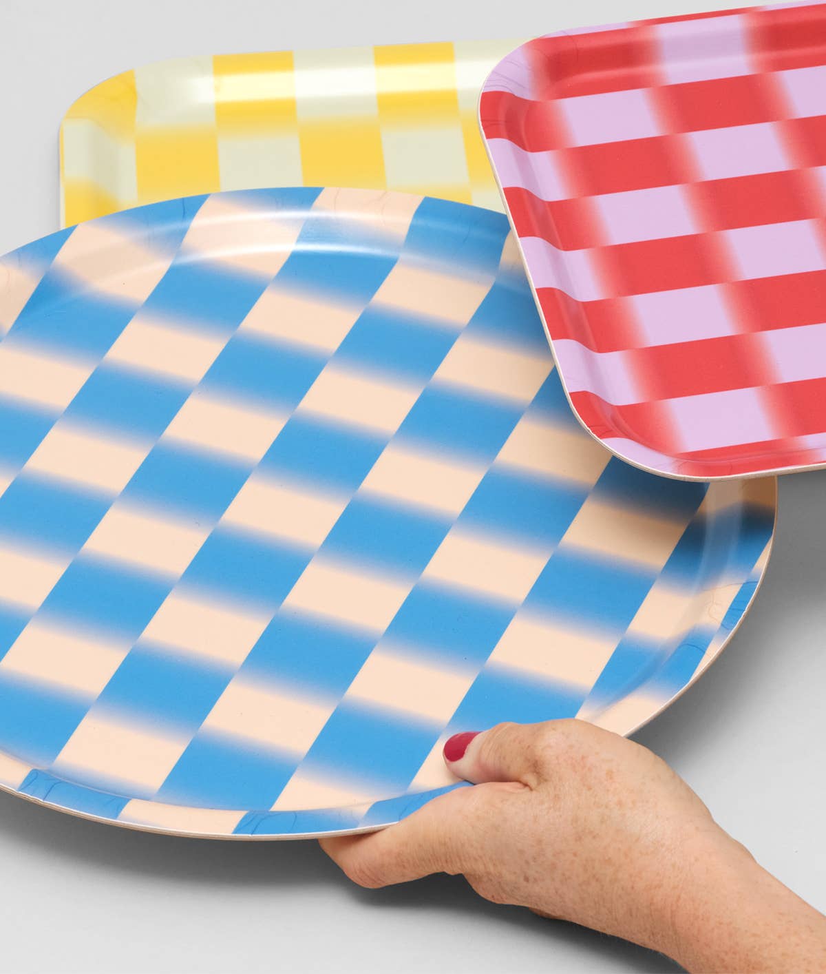 Wrap (US duties paid) - Vente Plateaux de service - Plateau de service rond en bouleau à motif à carreaux dégradé bleu2