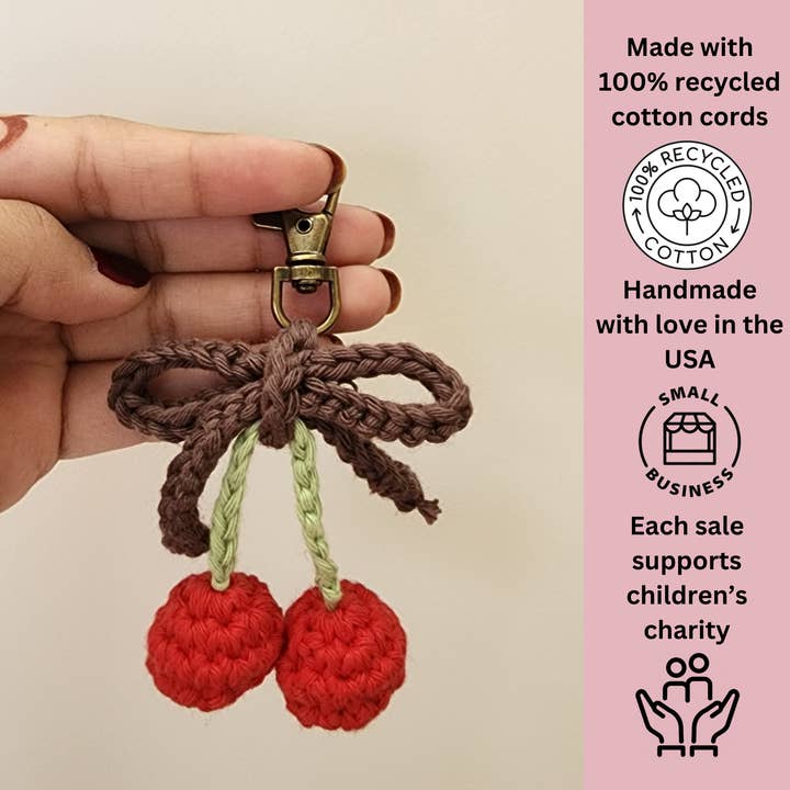 Handmade By Uruba – Großhandel Schlüsselanhänger-Armbänder – Handgefertigter Häkel-Kirschenschlüsselanhänger | Fruchtinspirierter Anhänger2