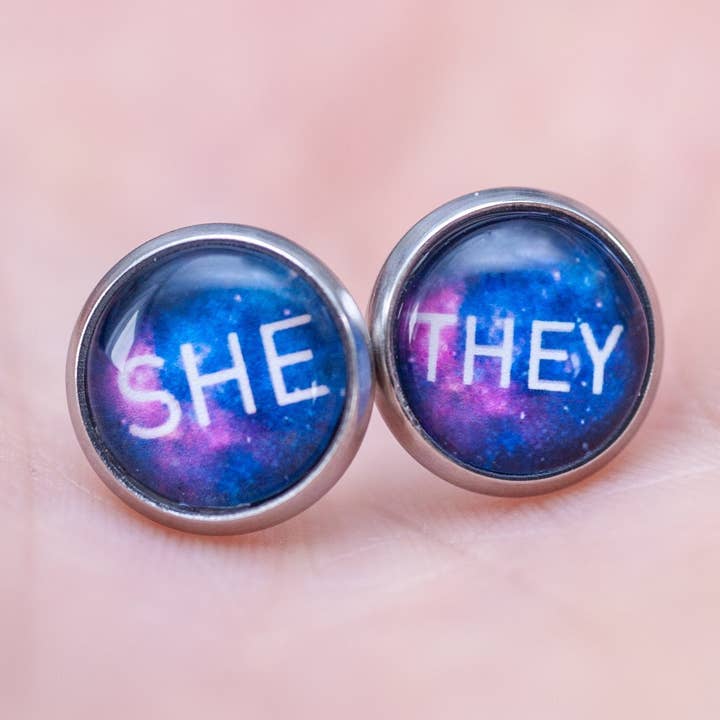 Boucles d'oreilles pronom She/they - clous ou pendants pour la vente par Crafty Queer Studio