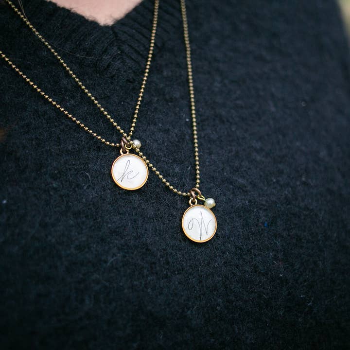 joeyfivecents - Venta al por mayor Collares con colgantes/abalorios - Collar Inicial - cursiva, letras, vuelta al cole, otoño6