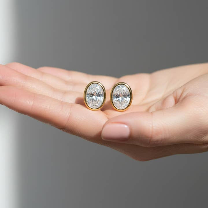 Boucles d'oreilles solitaires en or massif 14K avec diamant taille ovale serti clos - Certifié IGI pour la vente par Triple C Diamonds