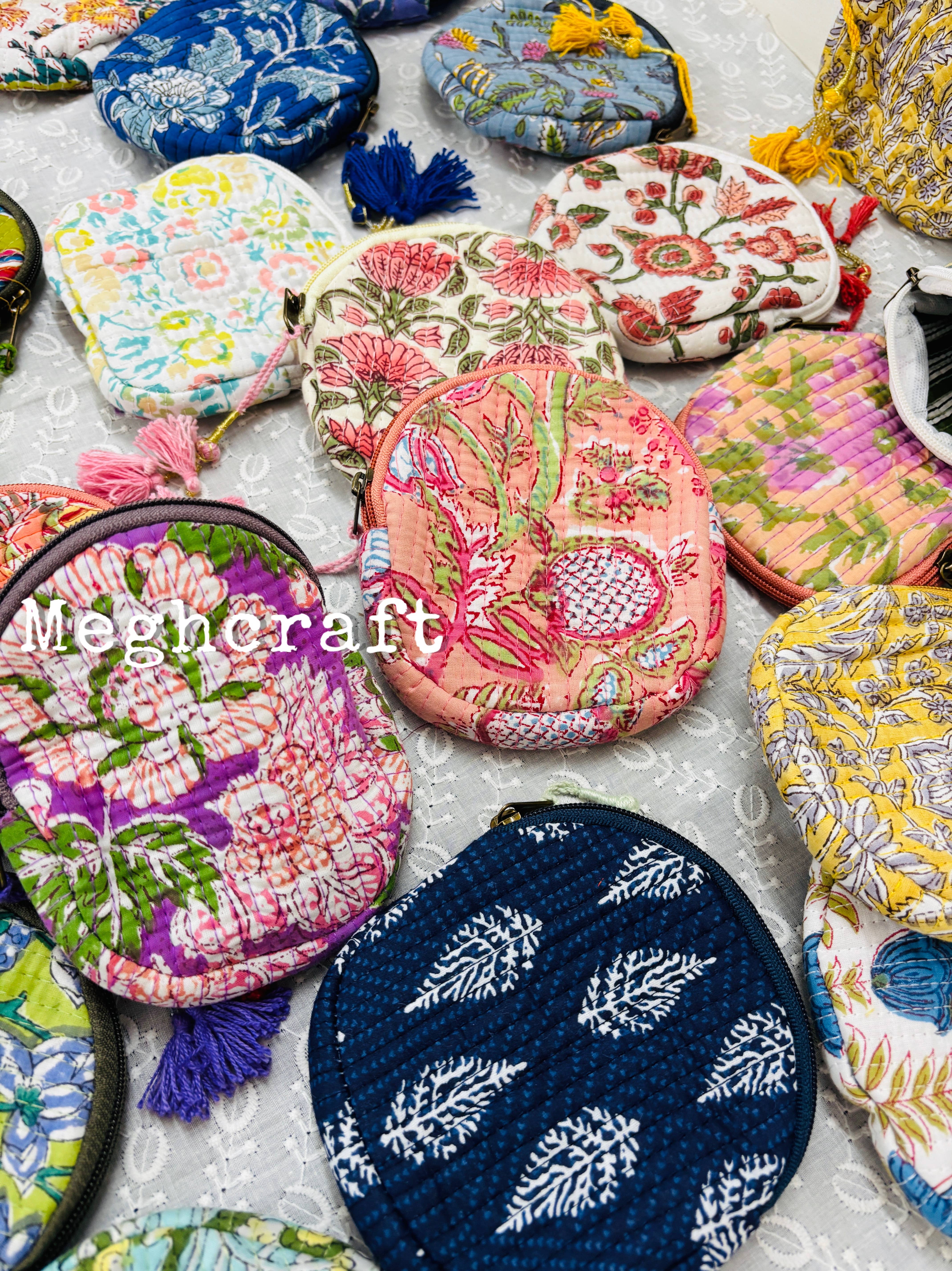 Meghcraft - Vendita all'ingrosso Portamonete - Donna - Portamonete trapuntato in cotone con stampa assortita | Borsetta rotonda piccola con nappine | Sacchetti regalo4