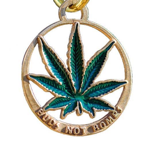 Porte-clés Buds Not Bombs O.G., feuille en émail vert pour la vente par From War to Peace
