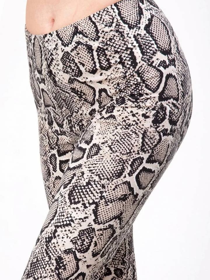 Legging CURVY grande taille à imprimé python kaki et peau de serpent pour la vente par Love 4 Leggings