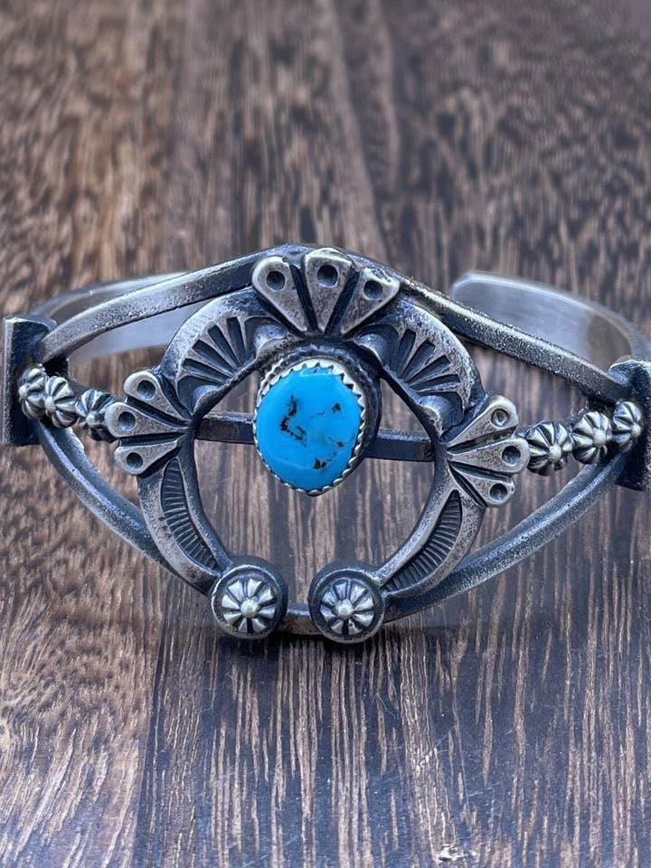 Indiansk sølv Navajo håndlavet Kingman turkis gammelt look Naja armbånd for engroshandel hos Native City Jewelry